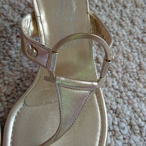 SALVATORE FERRAGAMO FLIP FLOPS LEATHER in GOLD - Picture 9 of 11
